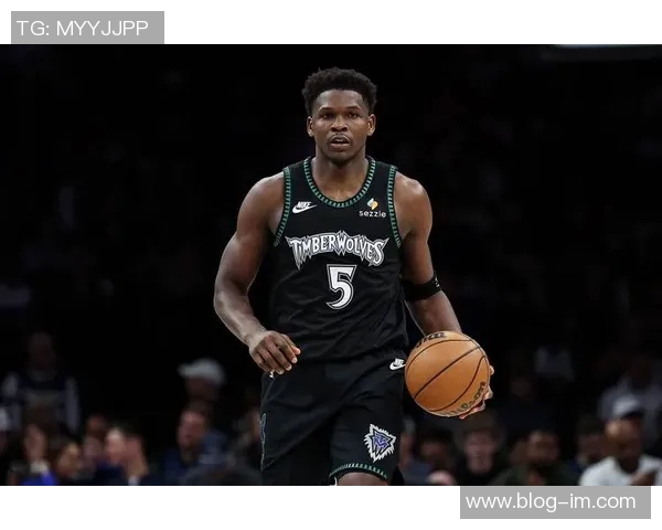 爱德华兹状态低迷半场14投仅中3三分球表现不佳仅得14分